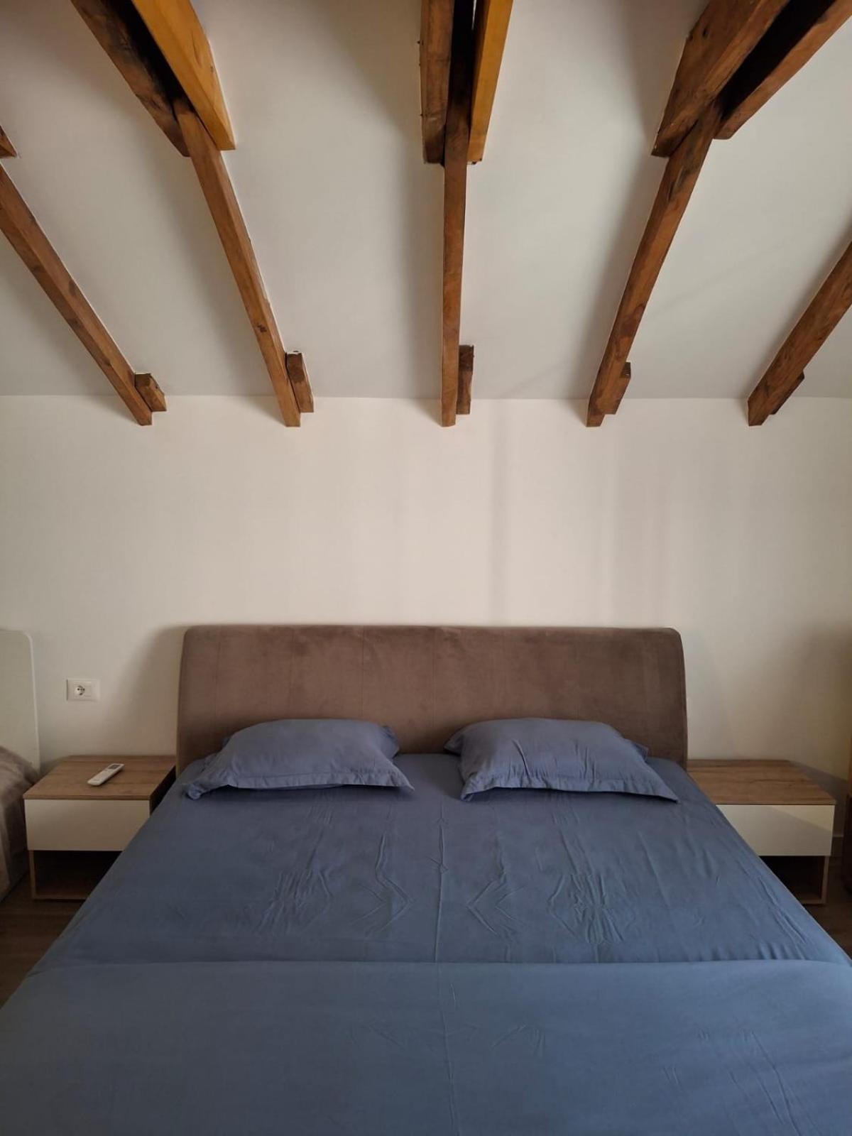 New Fabulous Attic - Modern And Stylish Apartamento Tirana